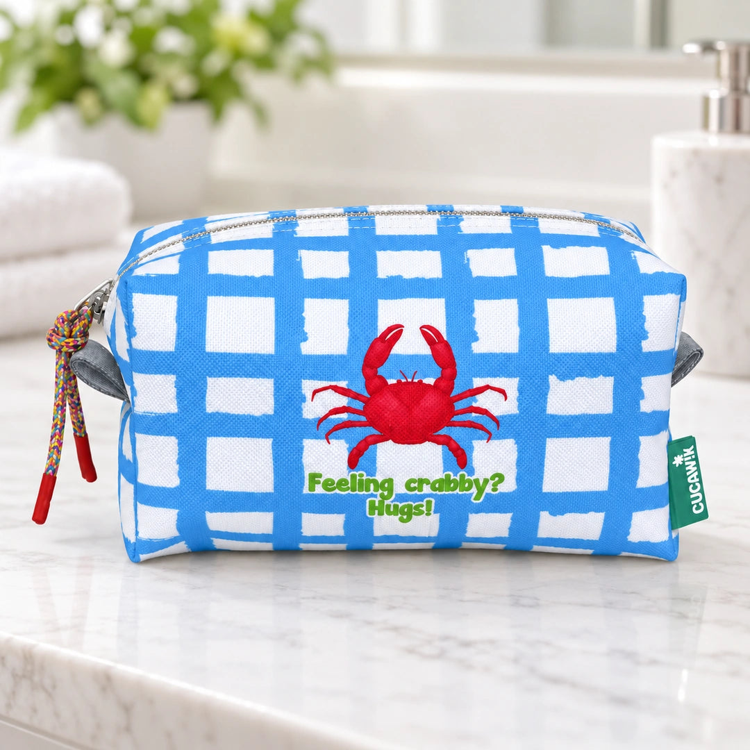 Necessaire Médio Impermeável Eden "Feeling Crabby? Hugs!" — em ambiente de casa de banho
