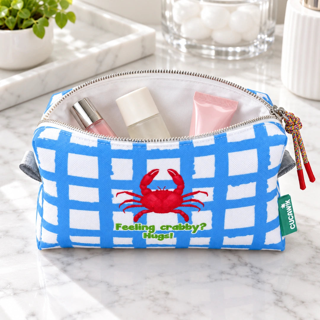 Necessaire Médio Impermeável Eden "Feeling Crabby? Hugs!" — aberta com cosméticos