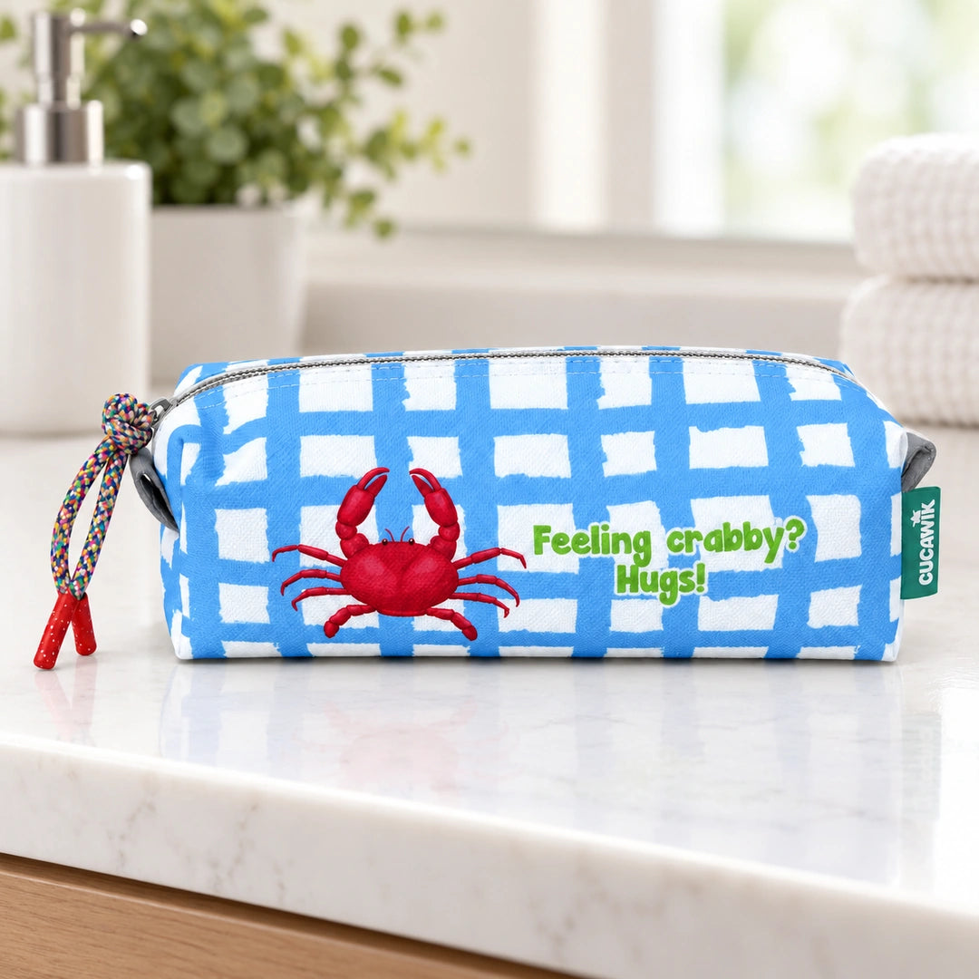 Necessaire Pequeno Impermeável Eden "Feeling Crabby? Hugs!" — em ambiente de casa de banho