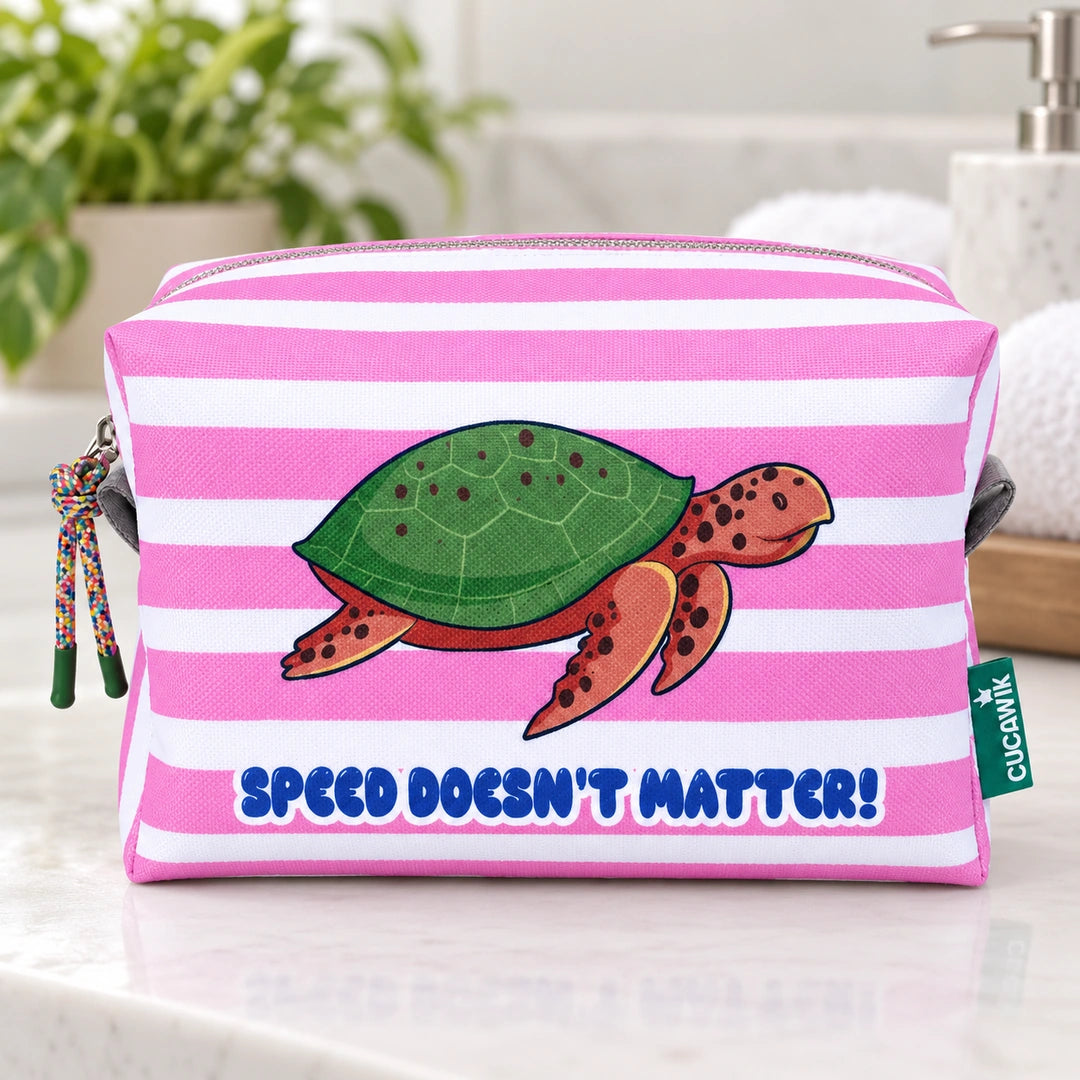 Necessaire Grande Impermeável Eden "Speed Doesn't Matter!" — em ambiente de casa de banho