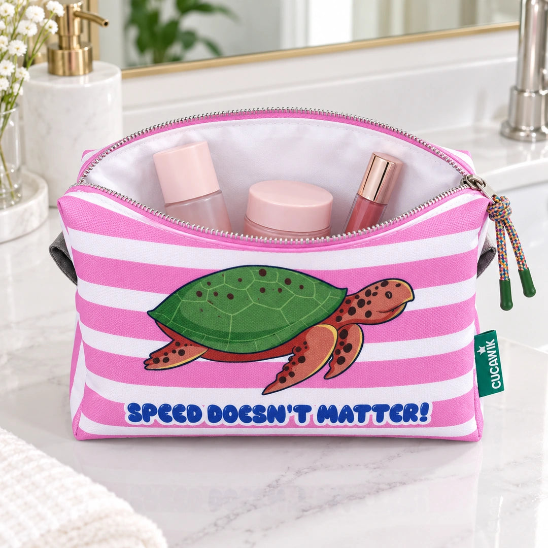 Necessaire Grande Impermeável Eden "Speed Doesn't Matter!" — aberta com cosméticos