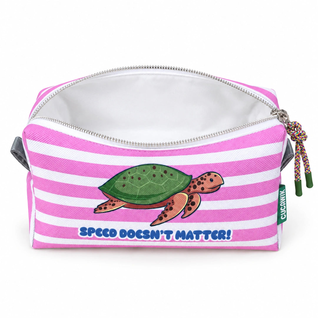 Necessaire Médio Impermeável Eden "Speed Doesn't Matter!" — aberta e vazia, interior branco sem forro nem divisórias
