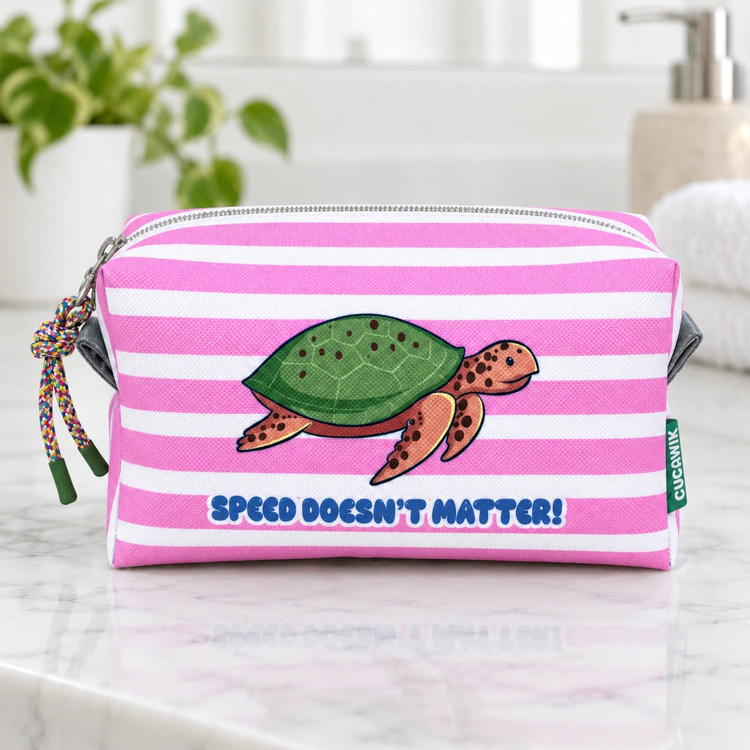 Necessaire Médio Impermeável Eden "Speed Doesn't Matter!" — em ambiente de casa de banho