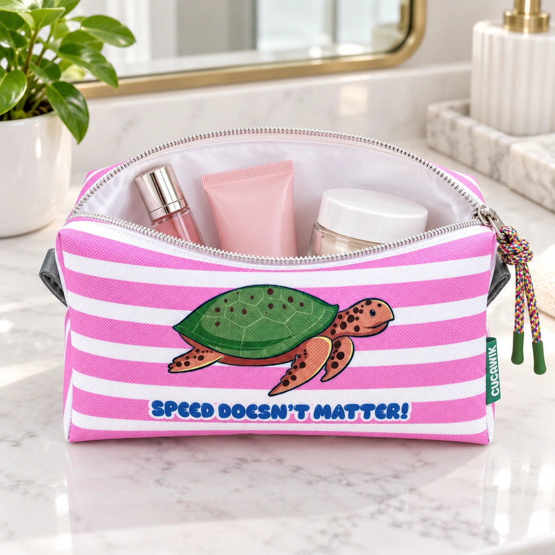 Necessaire Médio Impermeável Eden "Speed Doesn't Matter!" — aberta com cosméticos