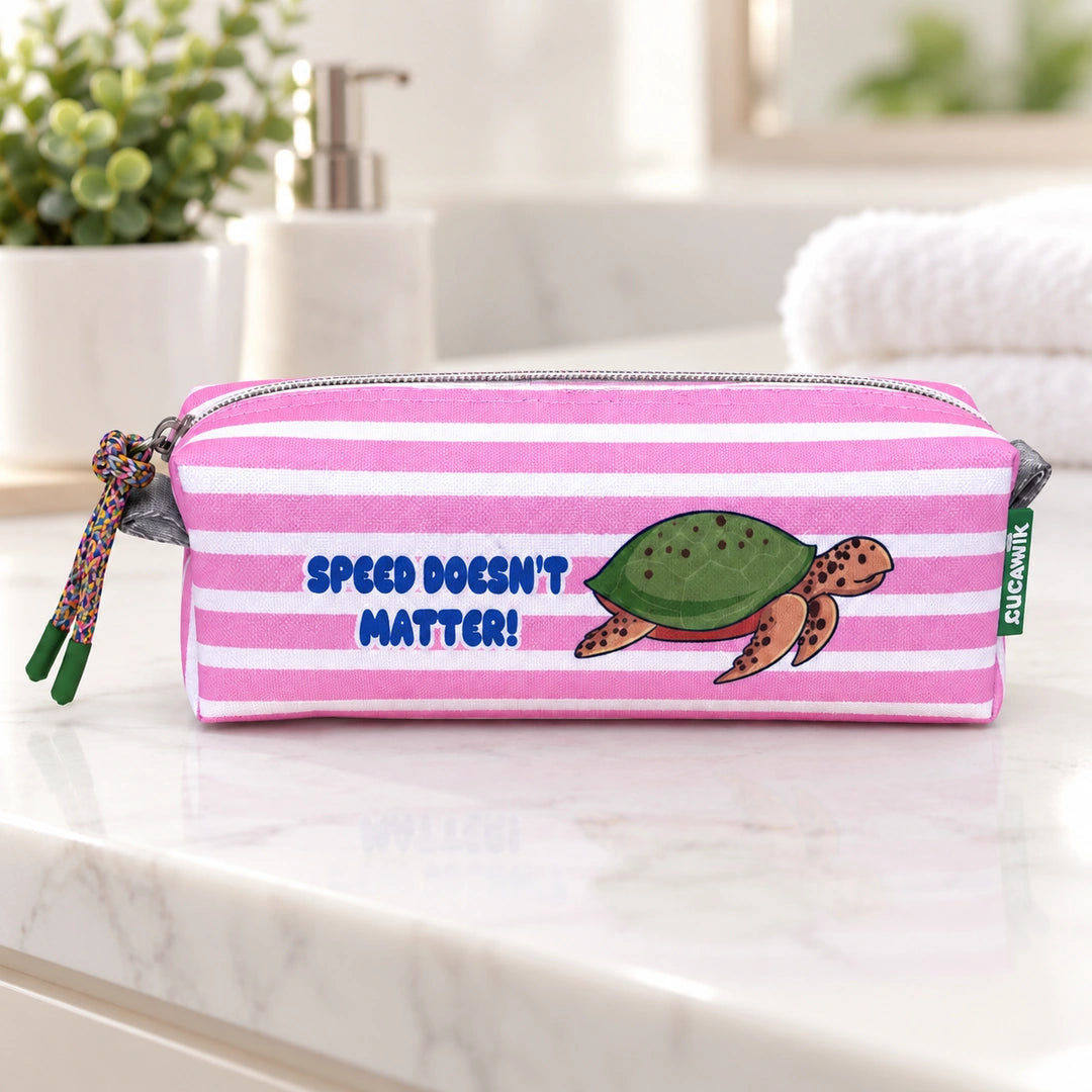 Necessaire Pequeno Impermeável Eden "Speed Doesn't Matter!" — em ambiente de casa de banho