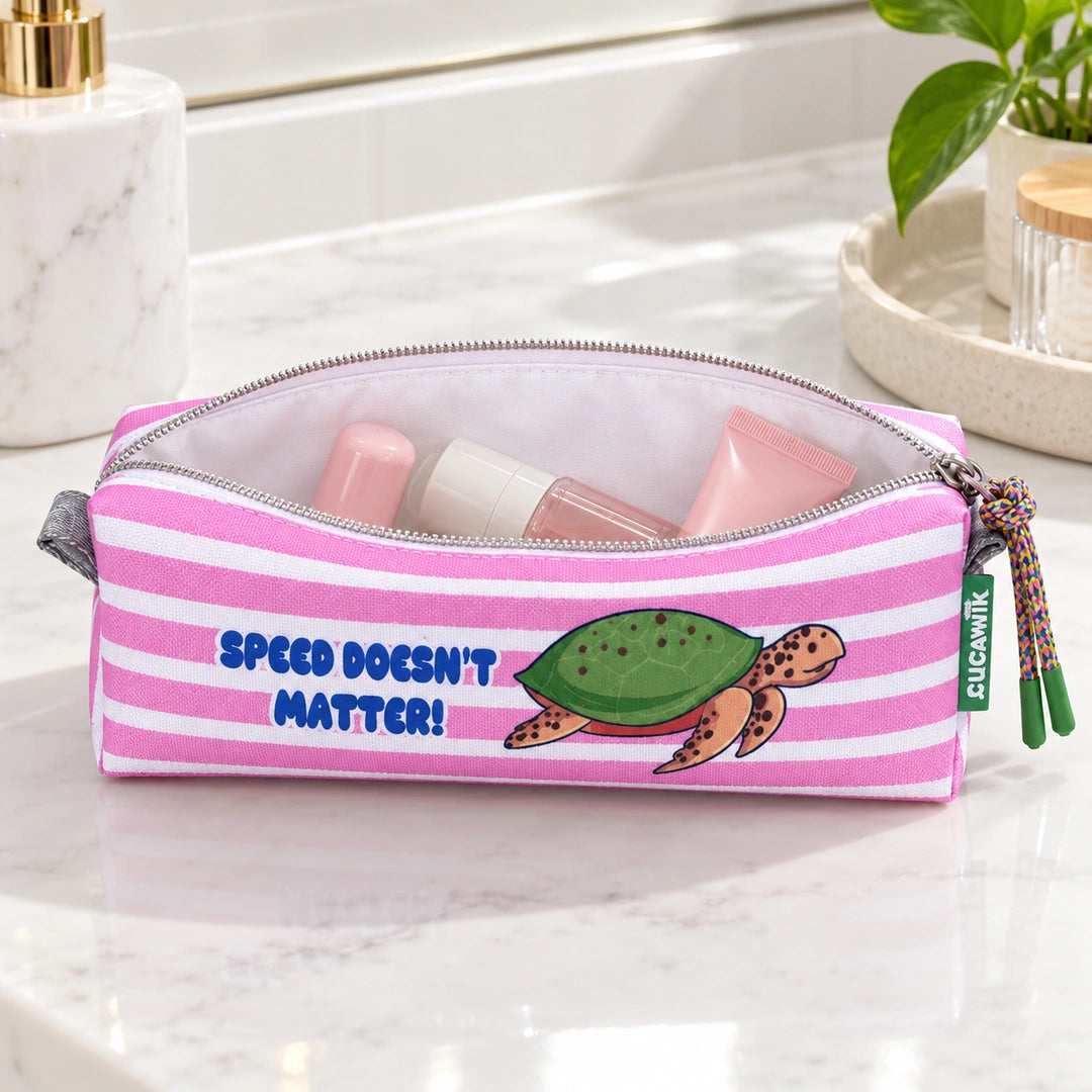 Necessaire Pequeno Impermeável Eden "Speed Doesn't Matter!" — aberta com cosméticos
