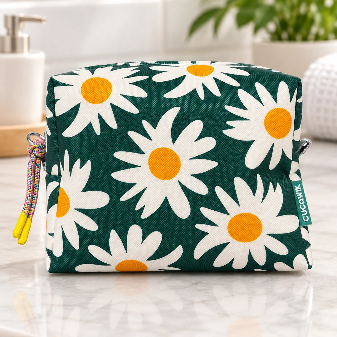 Necessaire Grande Impermeável Eden Margaridas Fundo Verde Escuro — em ambiente de casa de banho