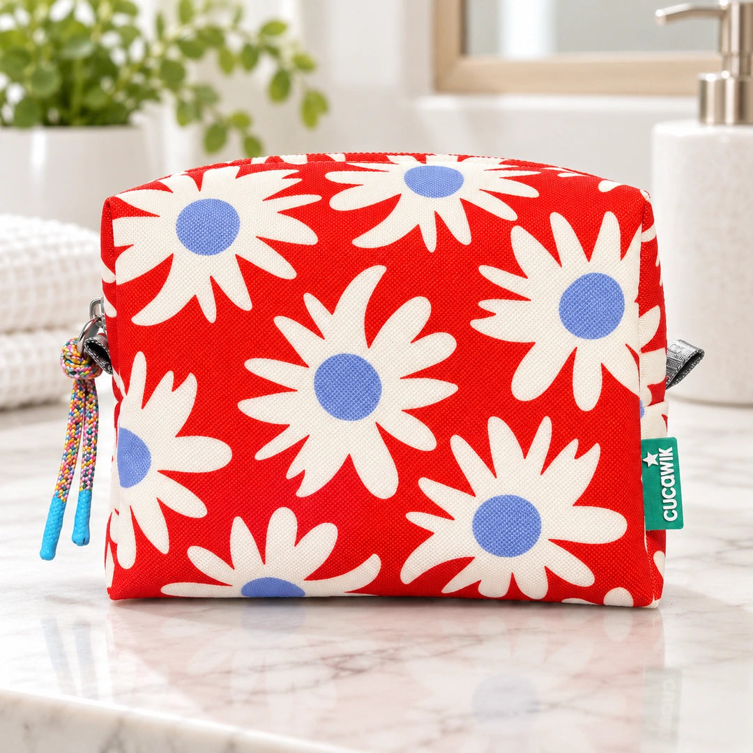 Necessaire Grande Impermeável Eden Margaridas Fundo Laranja — em ambiente de casa de banho