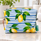 Necessaire Grande Impermeável Eden Limões Sicilianos Fundo Riscas Azuis — em ambiente de casa de banho