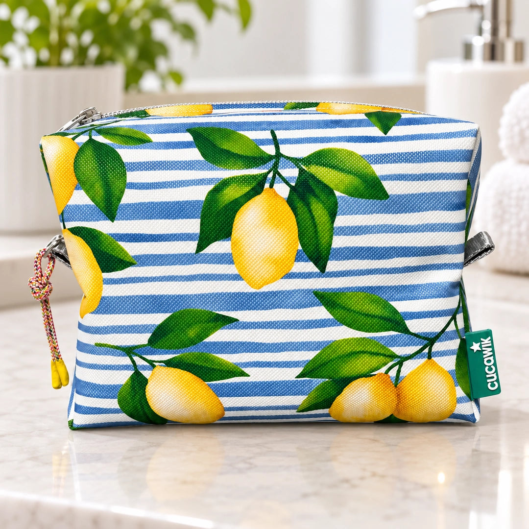 Necessaire Grande Impermeável Eden Limões Sicilianos Fundo Riscas Azuis — em ambiente de casa de banho