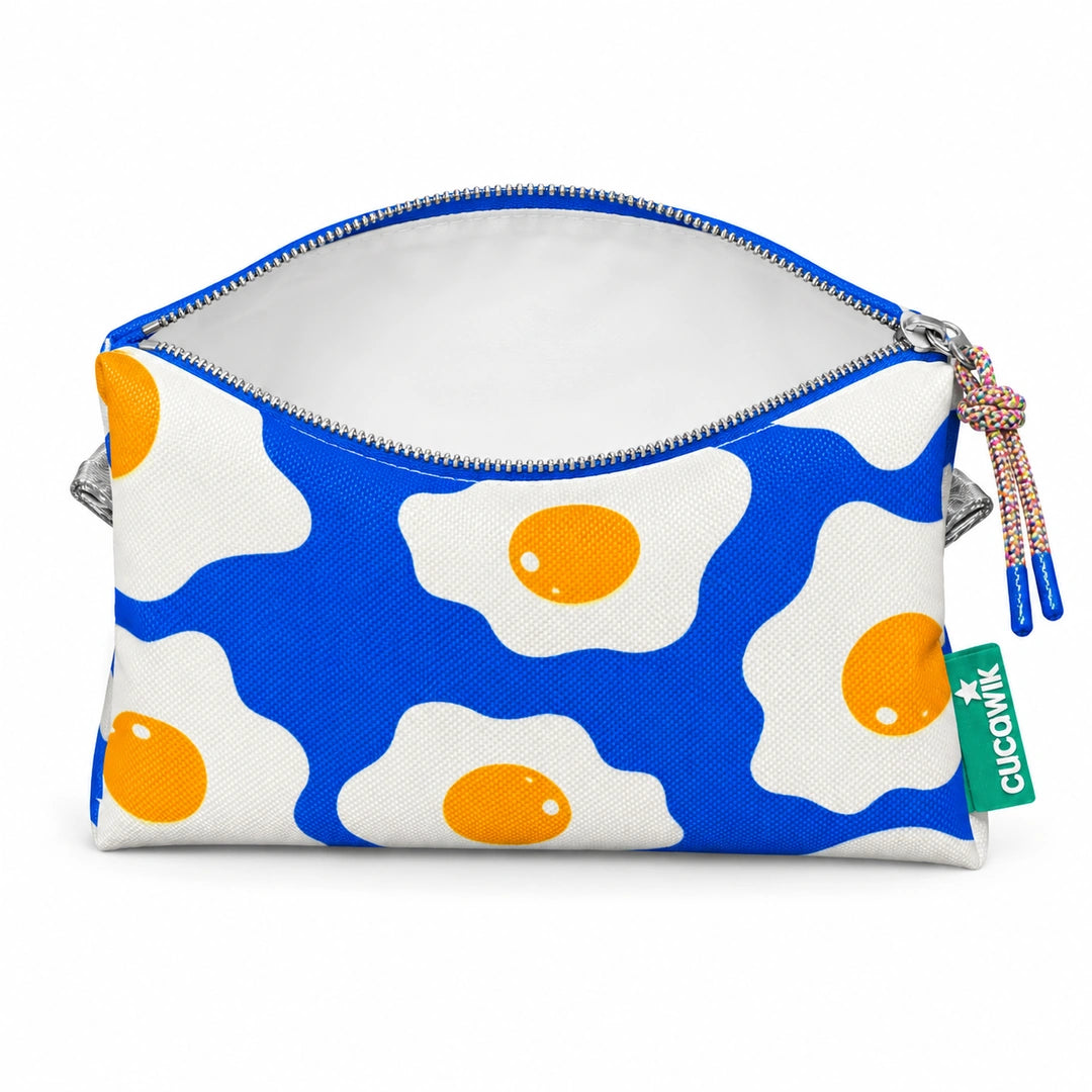 Necessaire Médio Impermeável Eden Ovos Estrelados Azul — aberta e vazia, interior branco sem forro nem divisórias