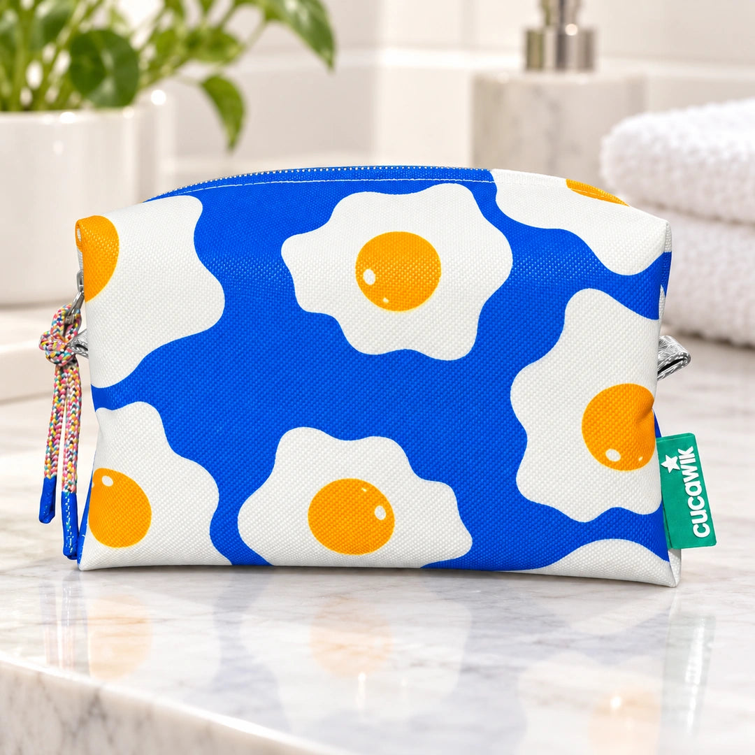 Necessaire Médio Impermeável Eden Ovos Estrelados Azul — em ambiente de casa de banho