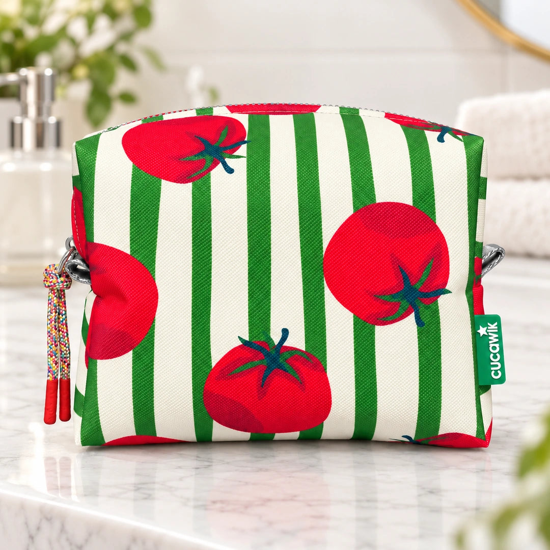 Necessaire Grande Impermeável Eden Tomates Fundo Riscas Verdes — em ambiente de casa de banho