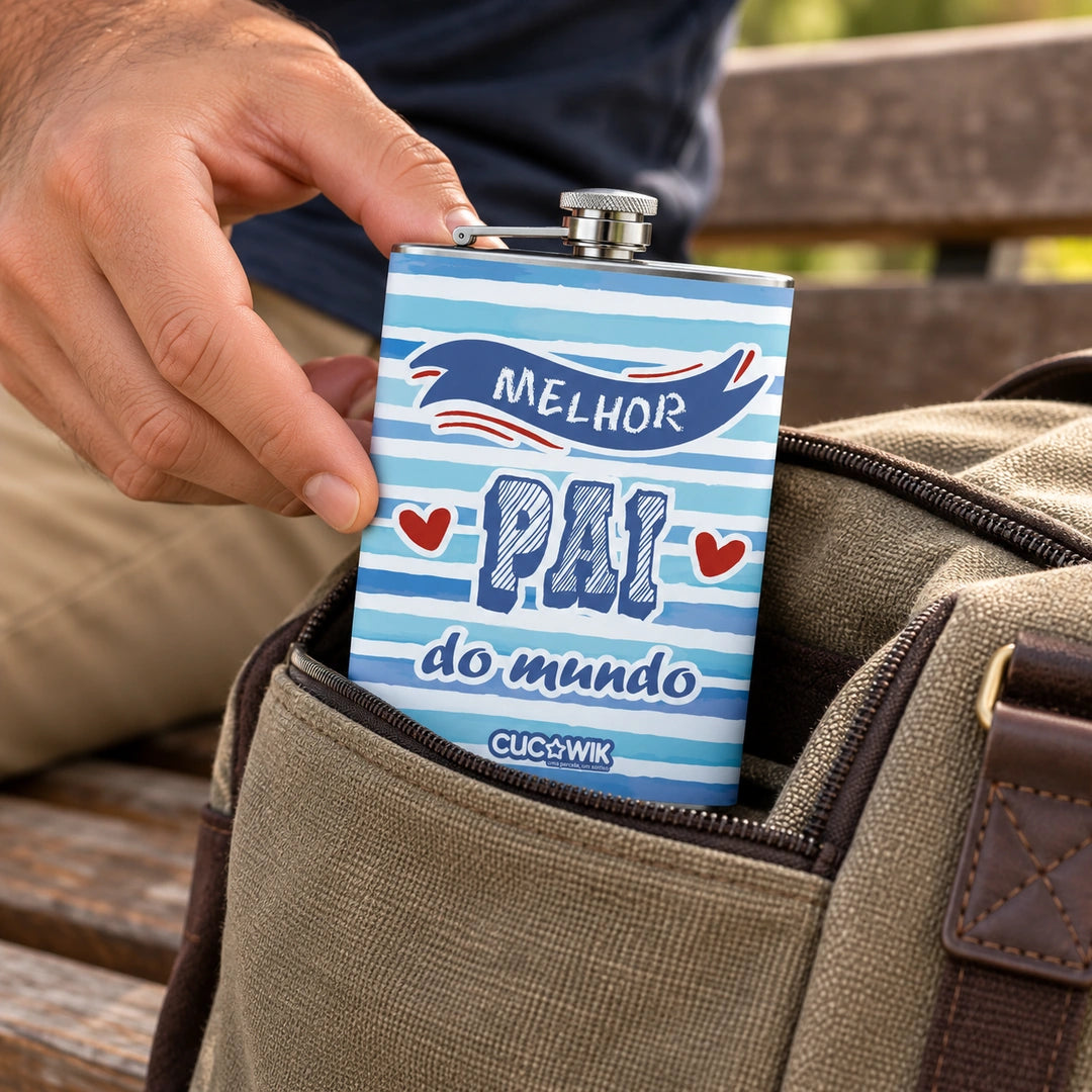 Garrafa de Bolso em Aço Inoxidável Melhor Pai do Mundo — em utilização