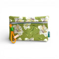 Bolsa Pequena Impermeável Fly Lírios Brancos Fundo Verde | Cucawik