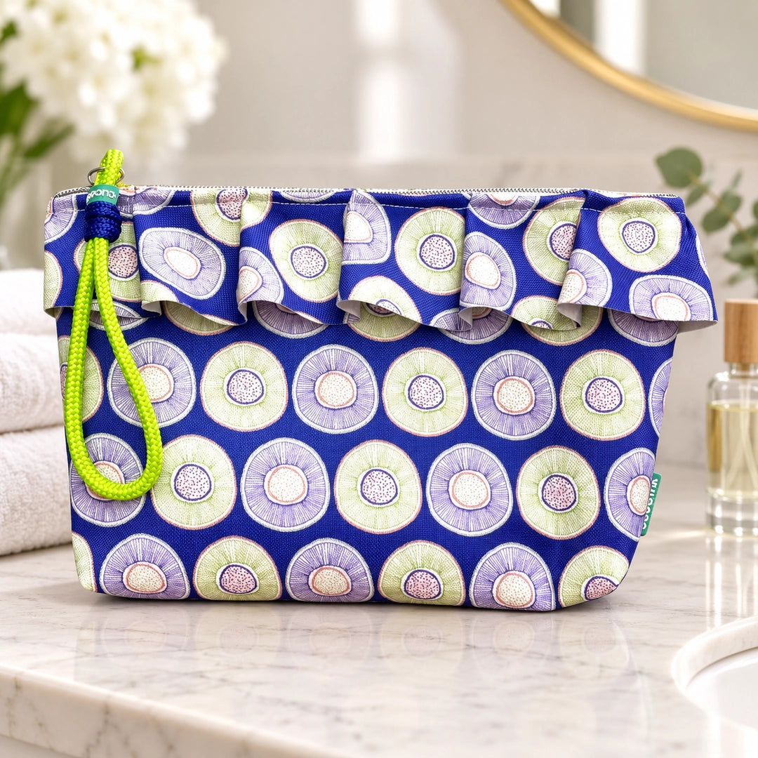 Bolsa Maggy Kiwi fechada num toucador luminoso, com folho frontal e cordão verde, Cucawik