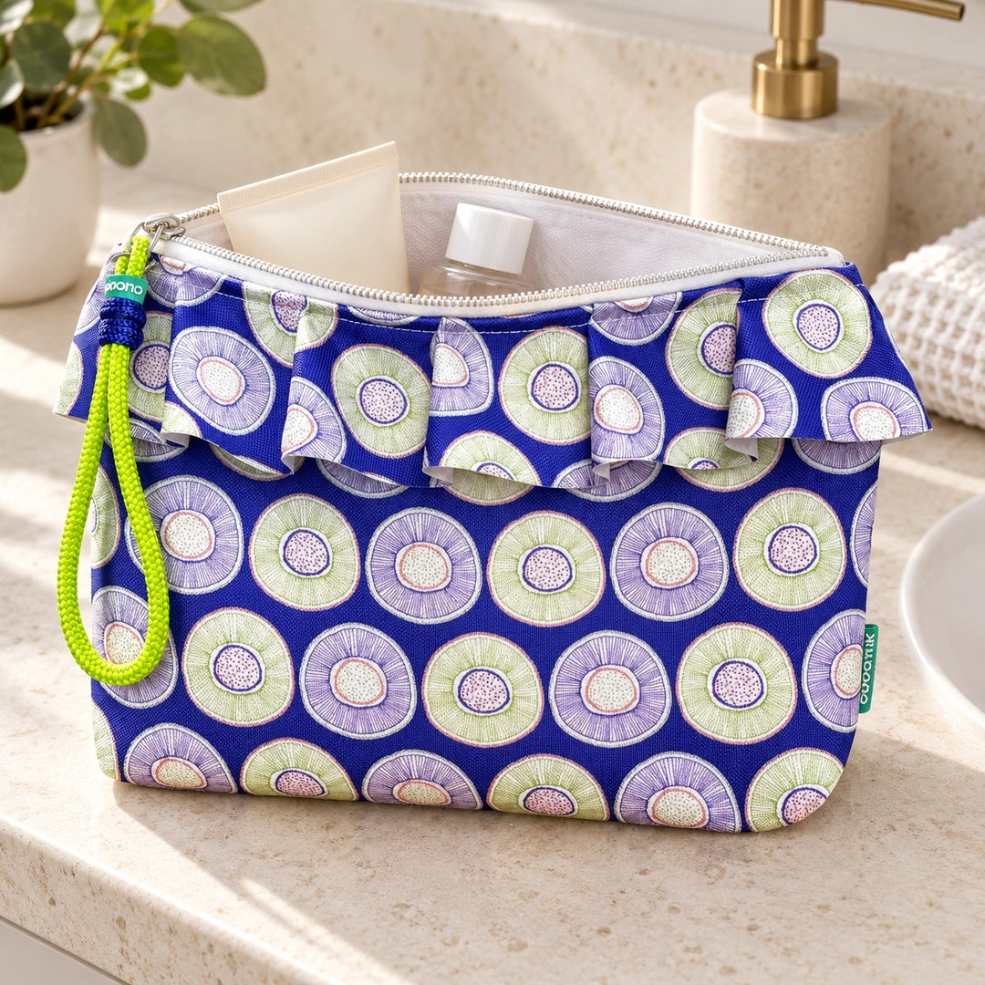 Bolsa Maggy Kiwi aberta com produtos de cosmética e interior branco, Cucawik