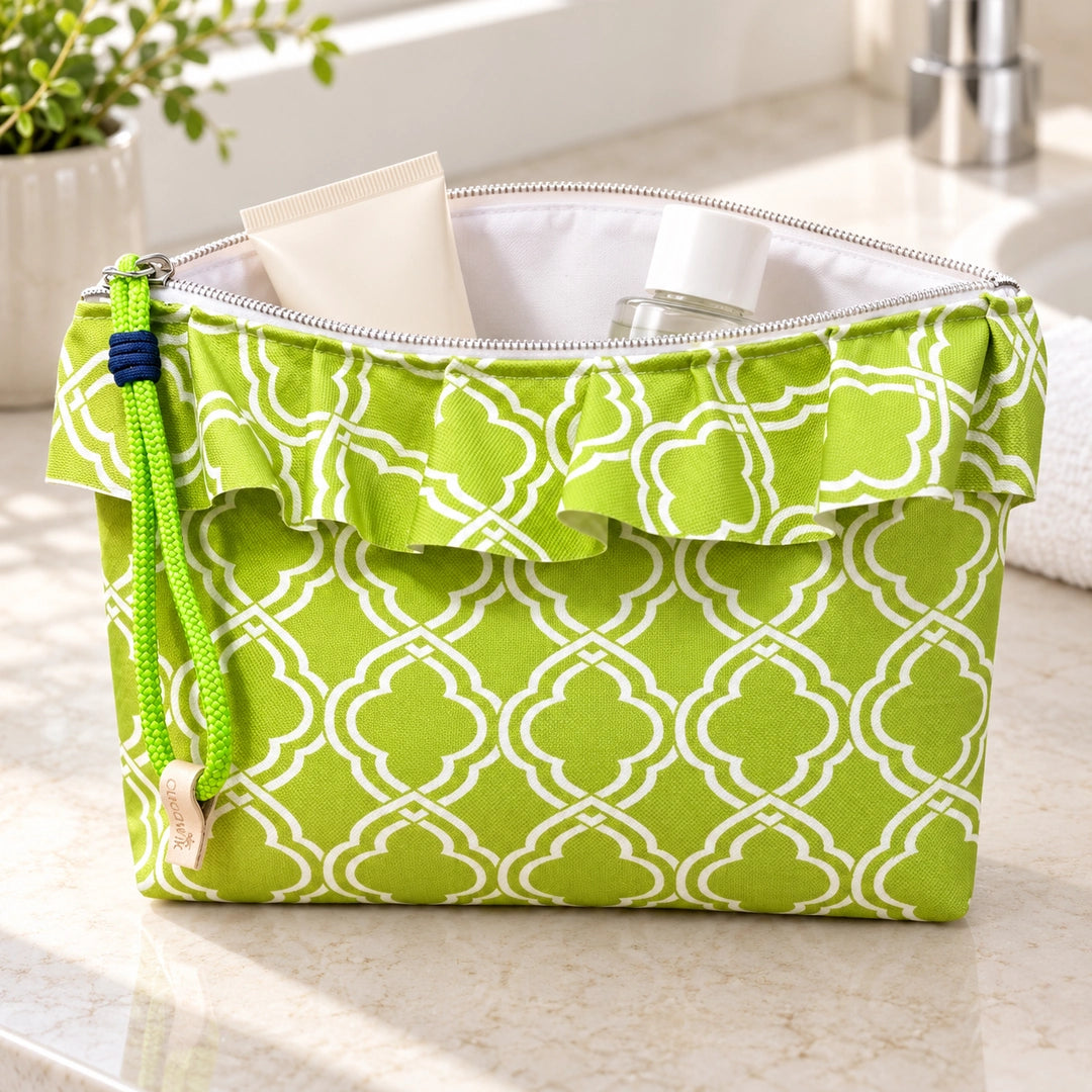 Bolsa Maggy Quatrefoil Verde aberta com produtos de cosmética e interior branco, Cucawik