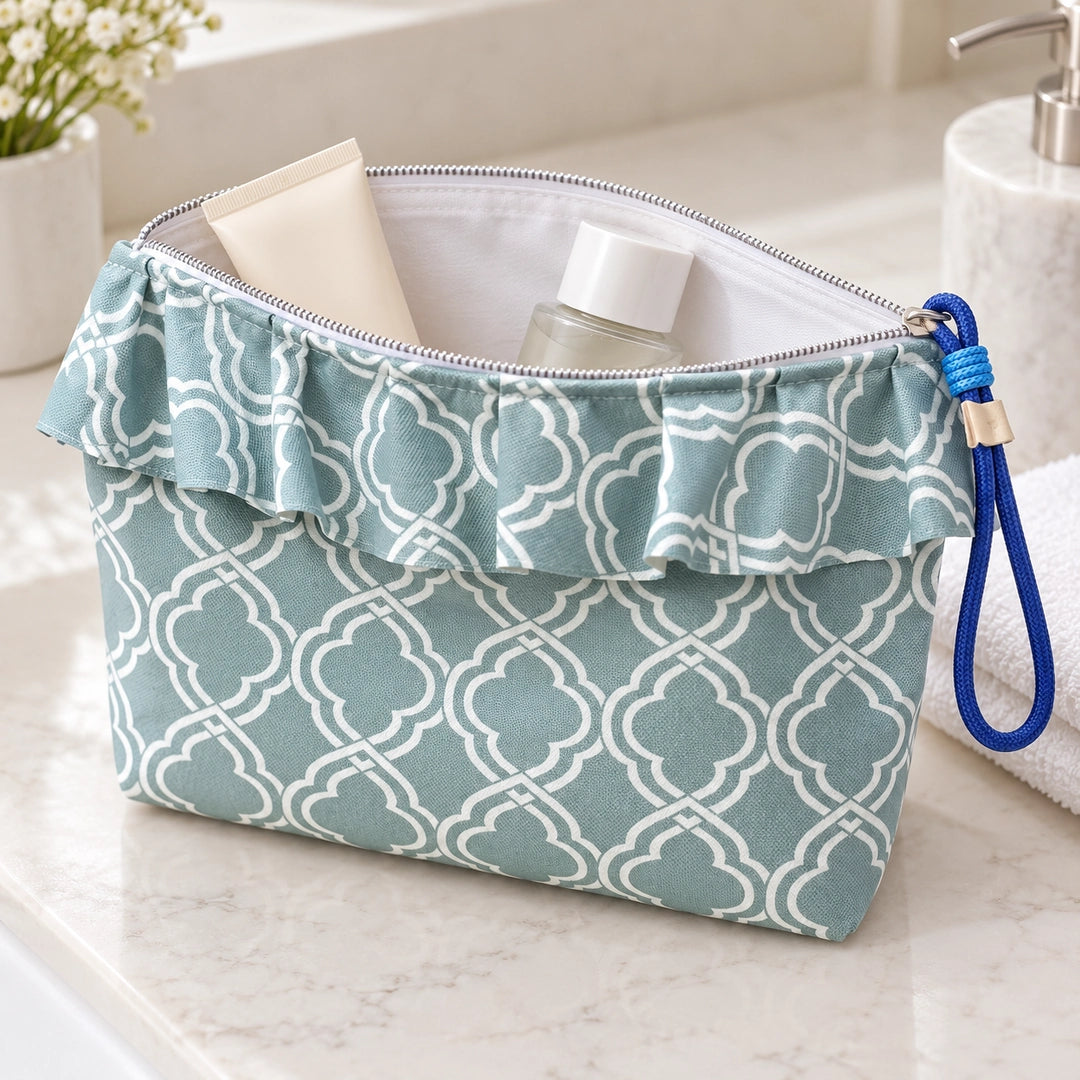Bolsa Maggy Quatrefoil Verde Água aberta com produtos de cosmética, interior branco, Cucawik
