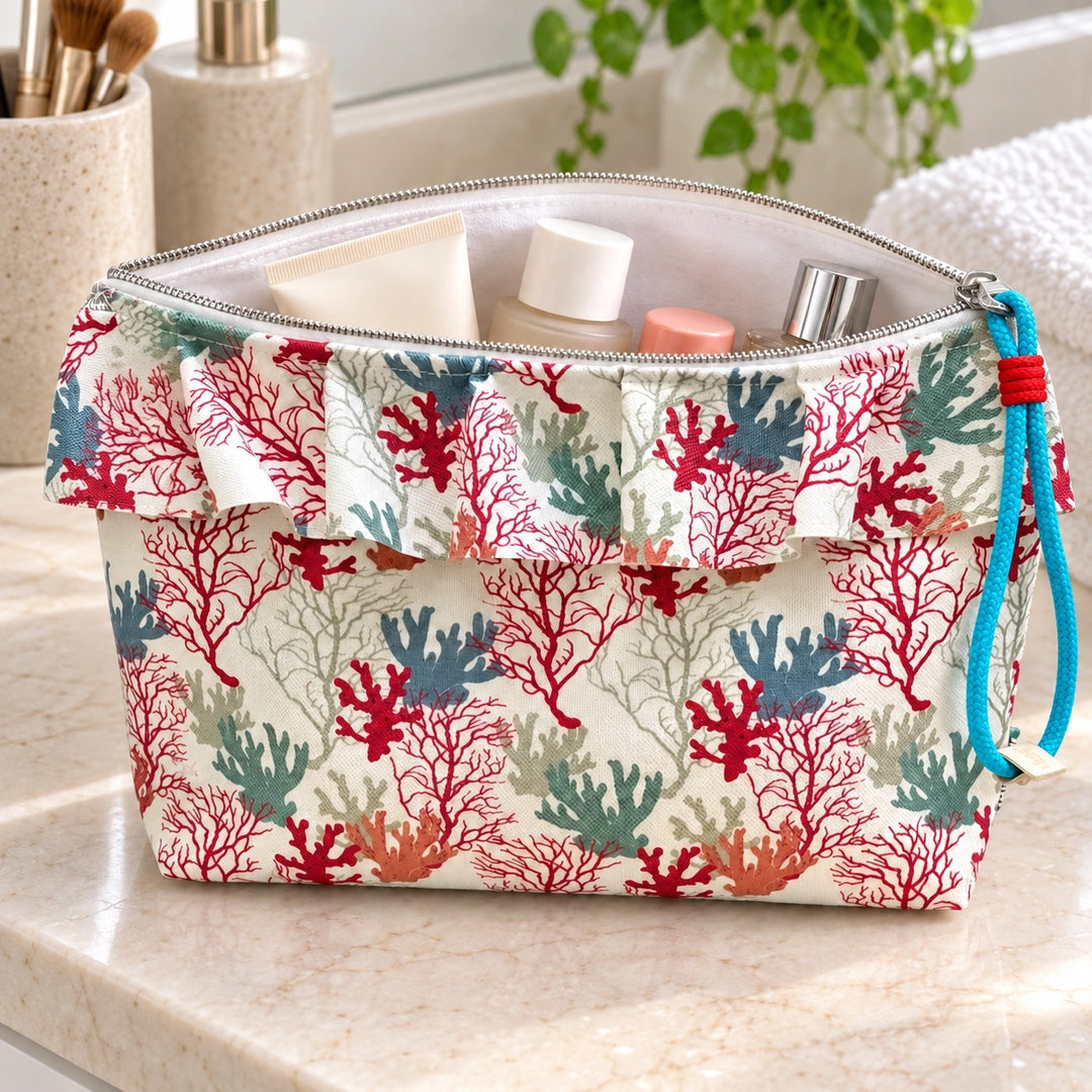 Bolsa Maggy Corais Marinhos aberta com cosméticos e interior branco, Cucawik