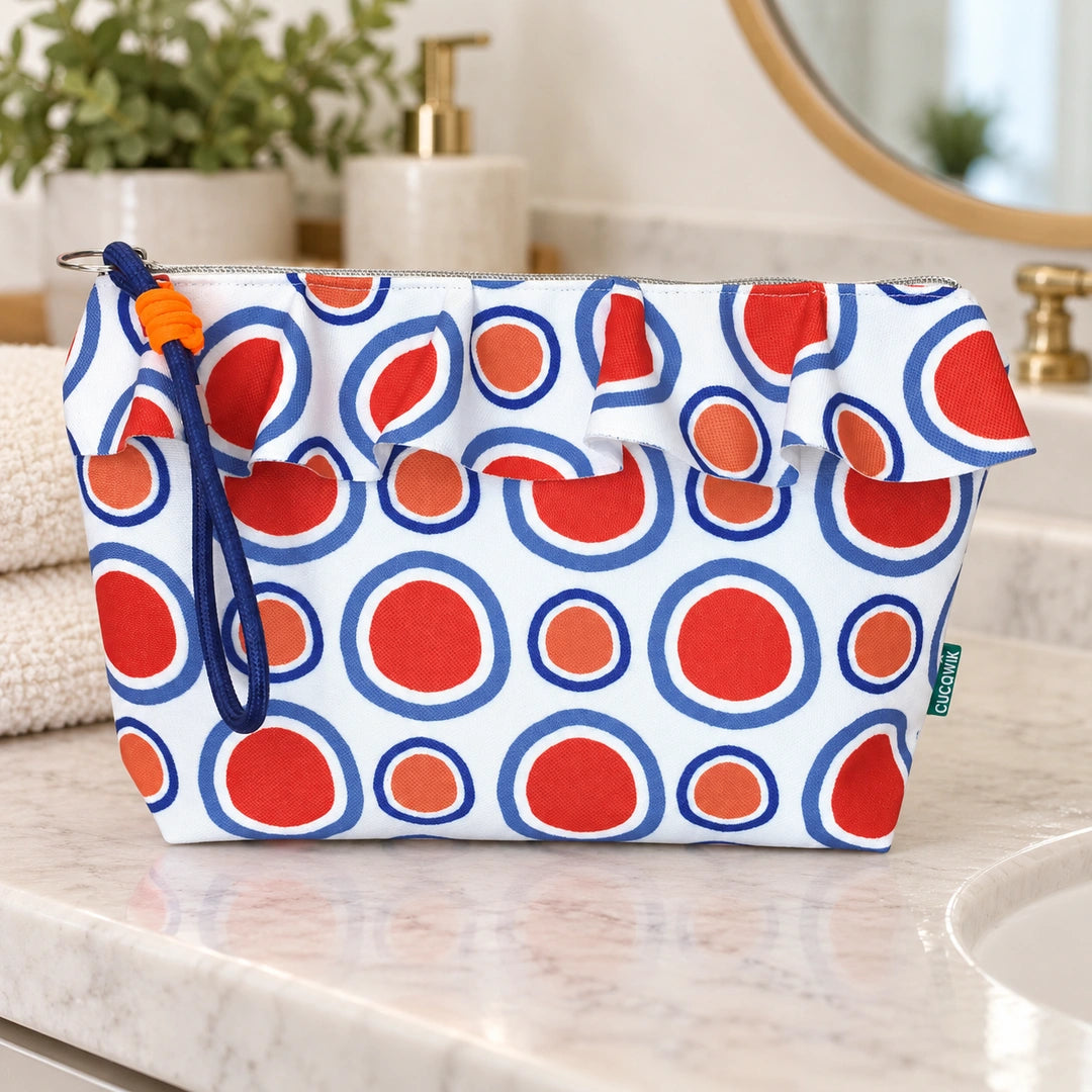 Necessaire Grande Impermeável Maggy com Folho Círculos Pop Laranja Azul — fechada em ambiente de casa de banho