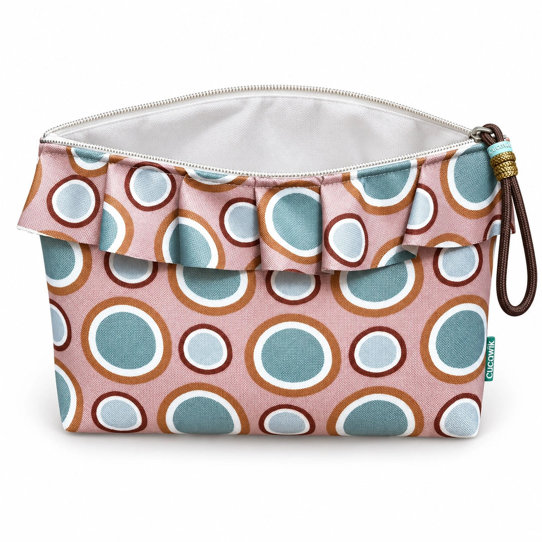 Necessaire Grande Impermeável Maggy com Folho Círculos Orgânicos Aqua Camel — aberta e vazia, interior branco sem forro nem divisórias