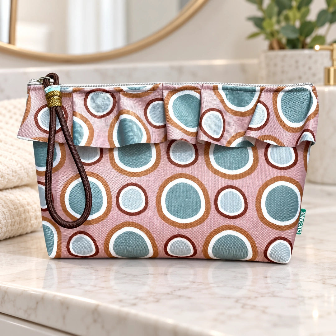 Necessaire Grande Impermeável Maggy com Folho Círculos Orgânicos Aqua Camel — fechada em ambiente de casa de banho