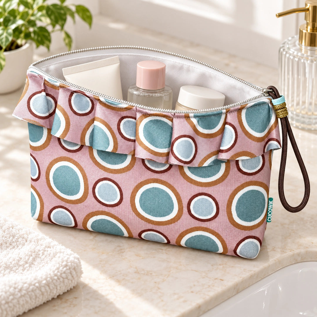 Necessaire Grande Impermeável Maggy com Folho Círculos Orgânicos Aqua Camel — aberta com produtos de higiene