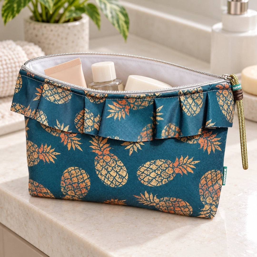 Bolsa Maggy Ananás Dourado aberta com cosméticos e interior branco, Cucawik