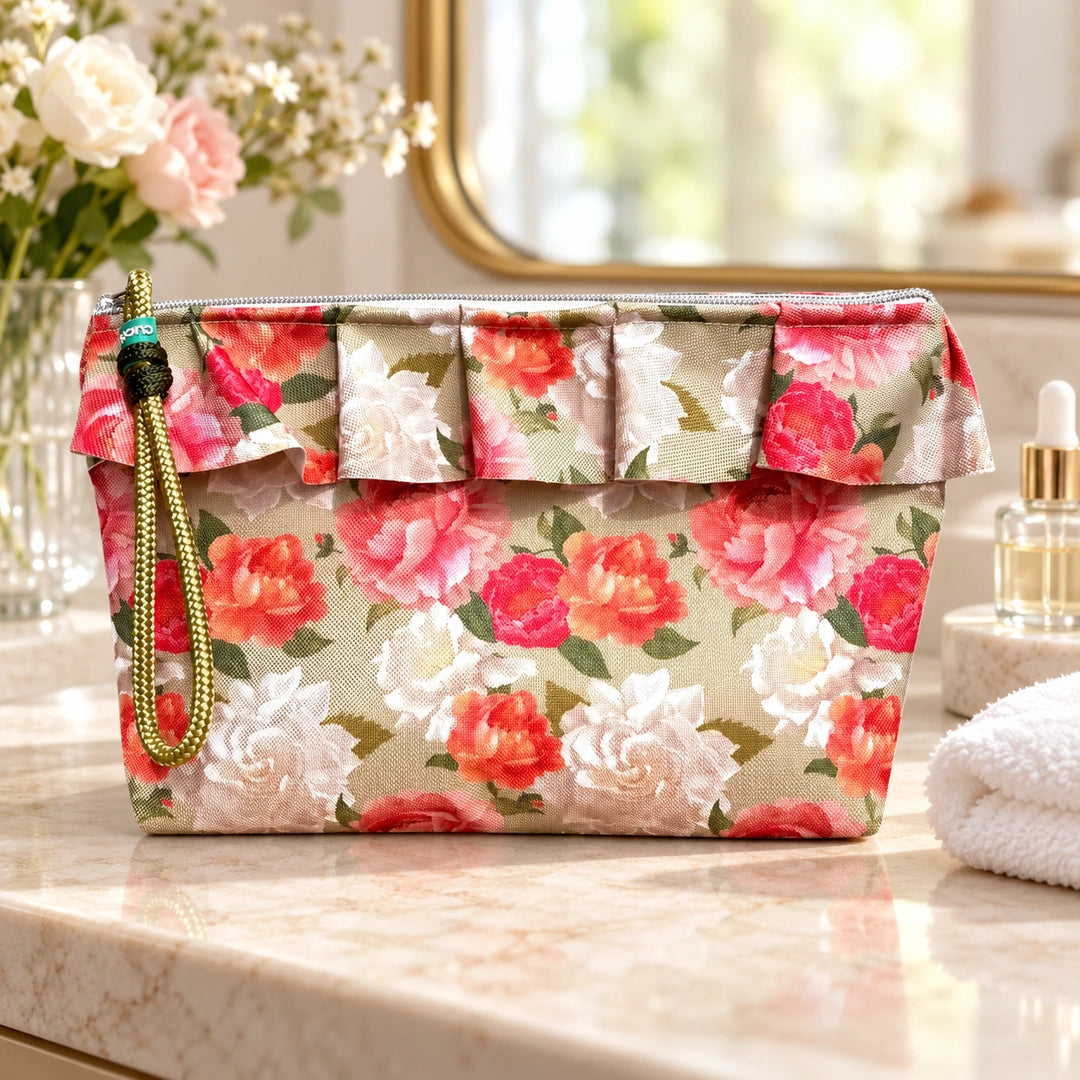Bolsa Maggy Rosas Brancas e Rosas Verde Claro fechada num toucador luminoso, Cucawik