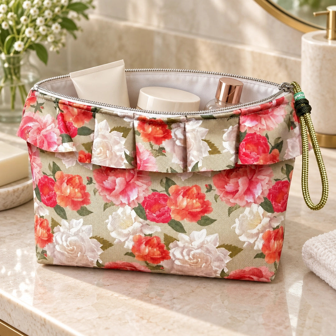 Bolsa Maggy Rosas Brancas e Rosas Verde Claro aberta com cosméticos, interior branco, Cucawik