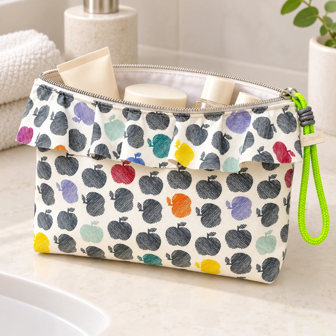 Bolsa Maggy Maçãs Coloridas aberta com cosméticos e interior branco, Cucawik