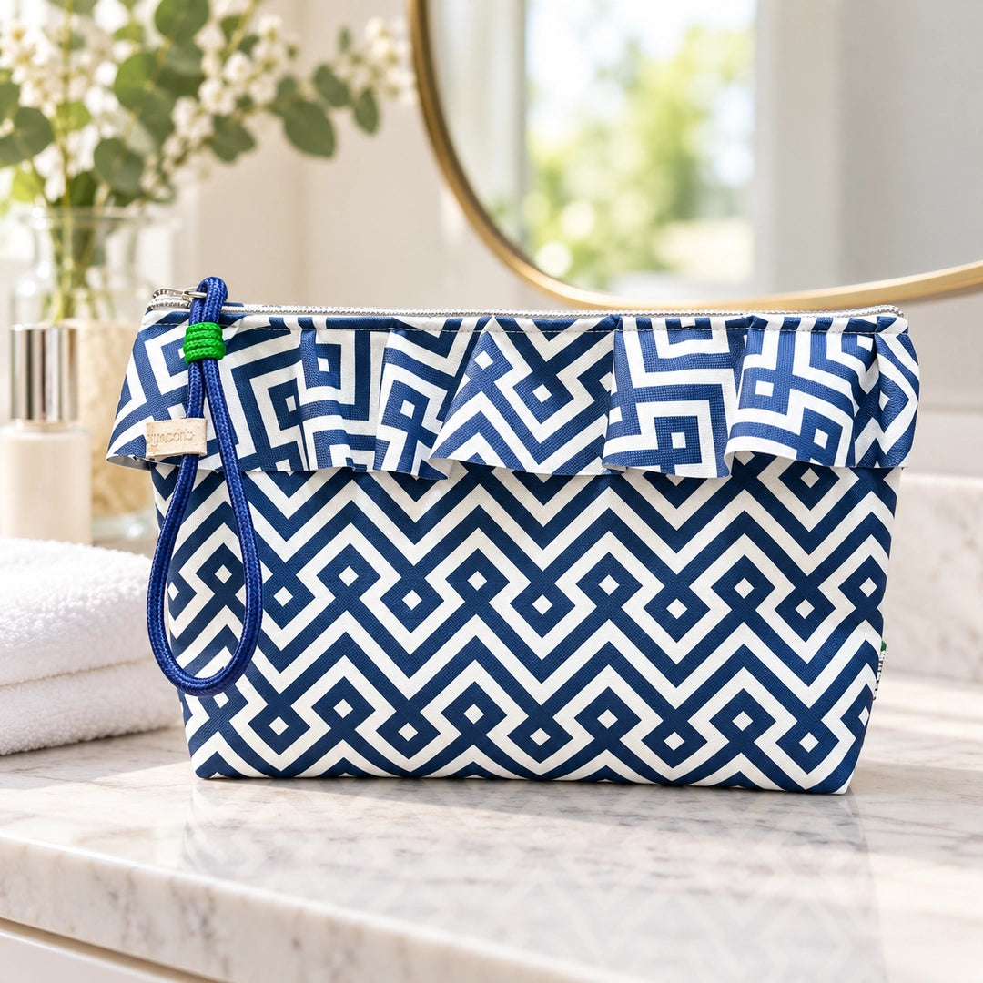 Bolsa Maggy Interligado Geométrico Azul Branco fechada num toucador luminoso, Cucawik