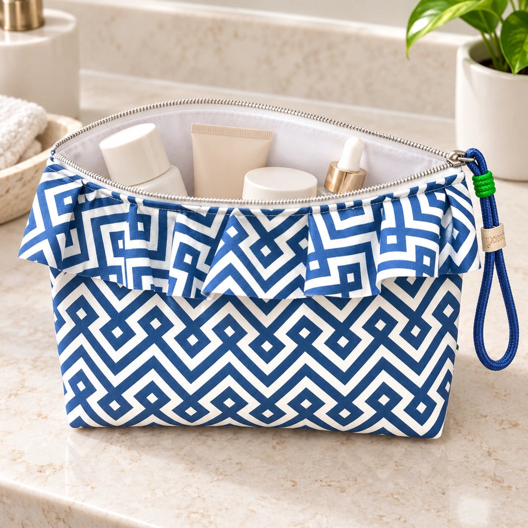 Bolsa Maggy Interligado Geométrico Azul Branco aberta com cosméticos e interior branco, Cucawik