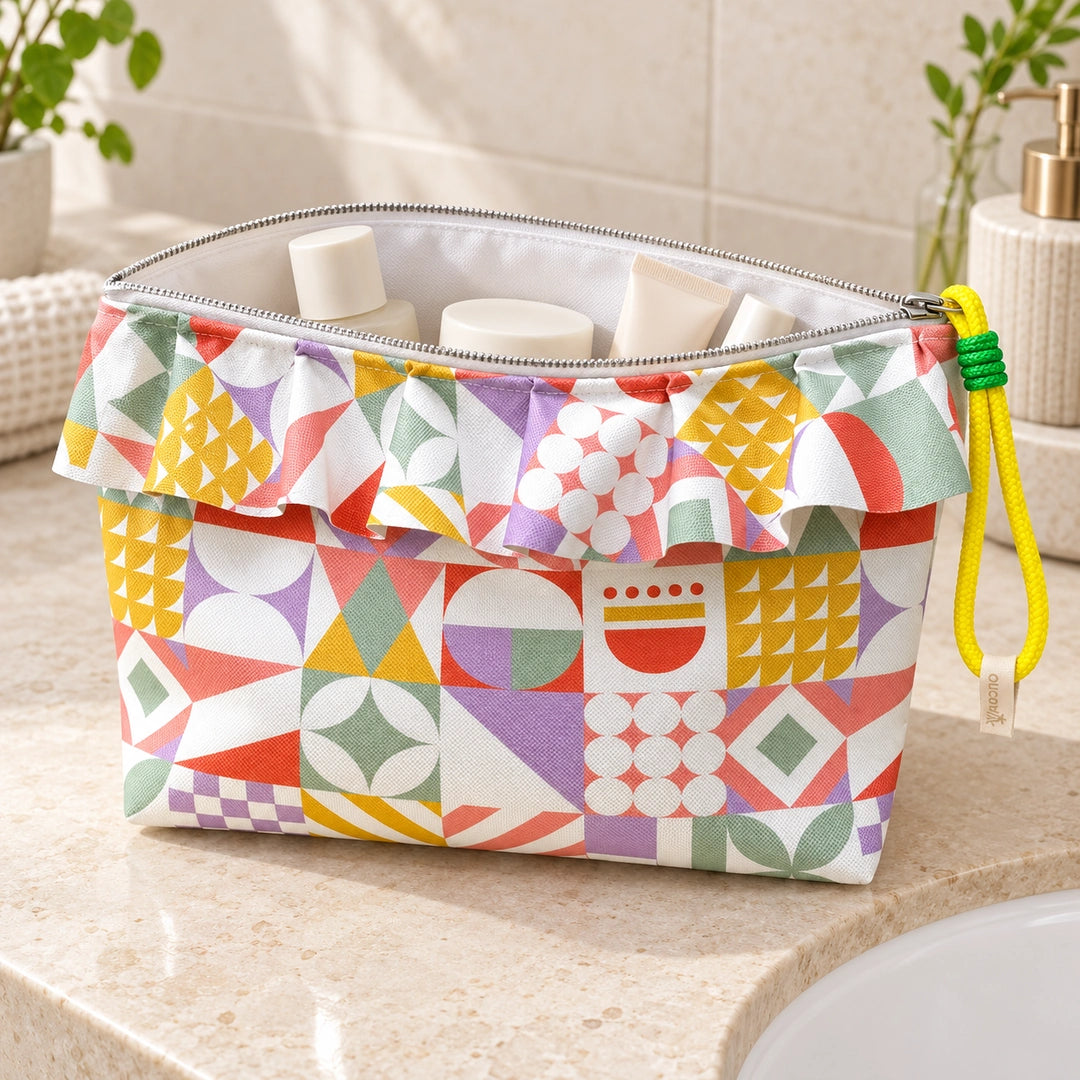 Bolsa Maggy Mosaico Rosa Verde Amarelo Roxo aberta com cosméticos e interior branco, Cucawik