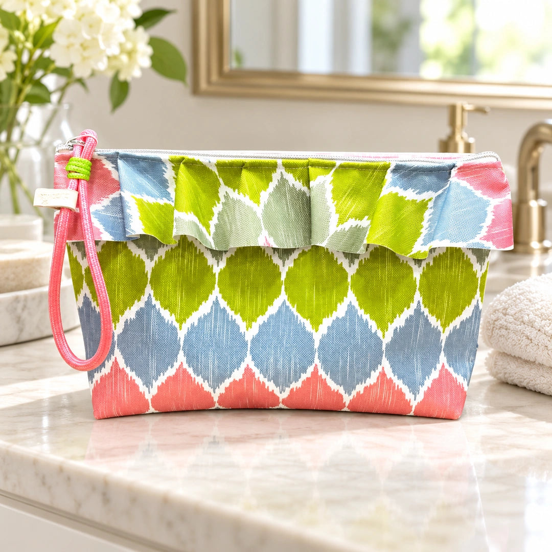Bolsa Maggy Ikat Pastel Rosa Verde Azul Cucawik fechada num ambiente de casa de banho