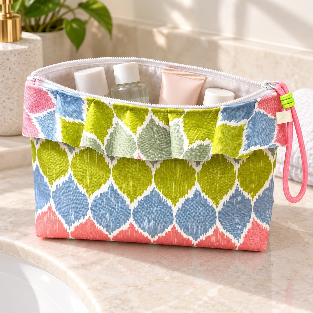 Bolsa Maggy Ikat Pastel Rosa Verde Azul Cucawik aberta com produtos de higiene