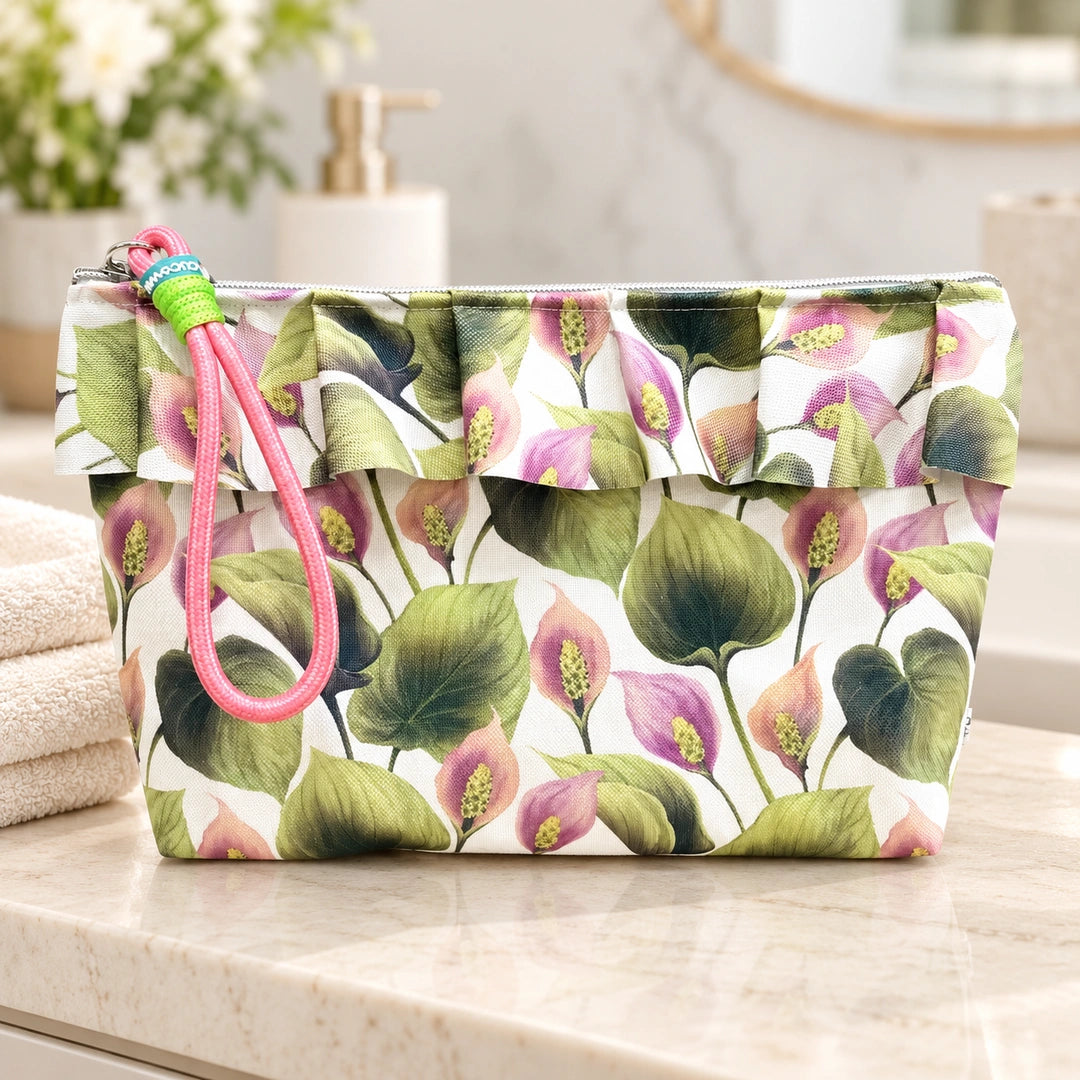 Bolsa Maggy Antúrios Lilás Verde Cucawik fechada num ambiente de casa de banho