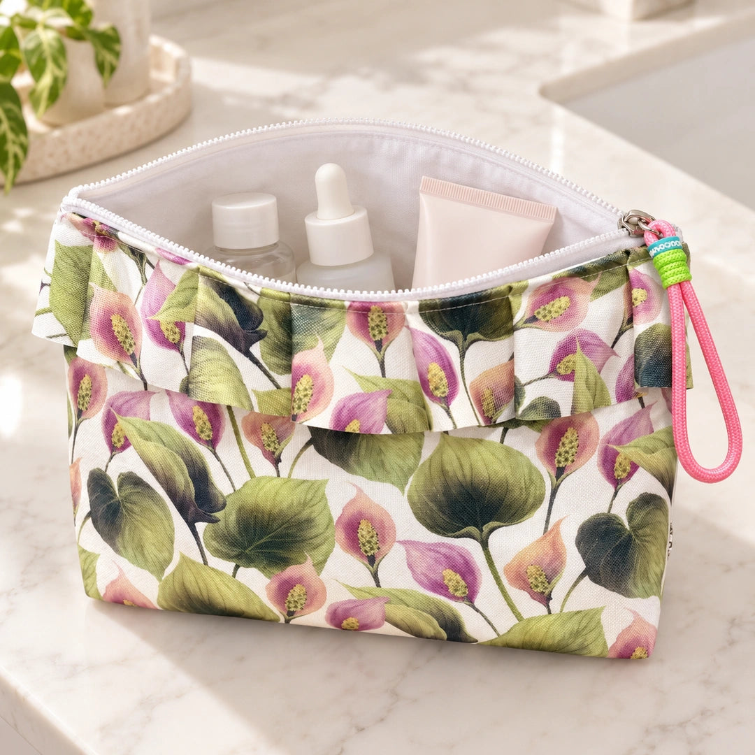 Bolsa Maggy Antúrios Lilás Verde Cucawik aberta com produtos de higiene