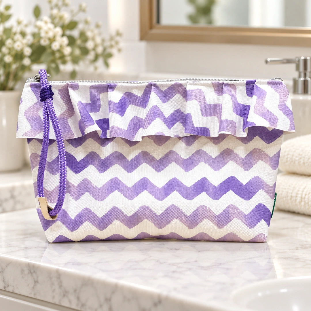 Bolsa Maggy Chevron Roxo Aguarela Cucawik fechada num ambiente de casa de banho