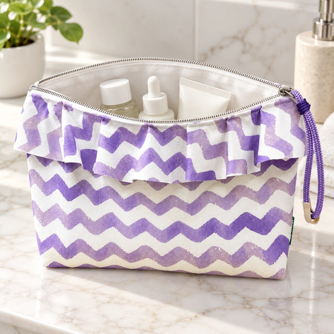 Bolsa Maggy Chevron Roxo Aguarela Cucawik aberta com produtos de higiene