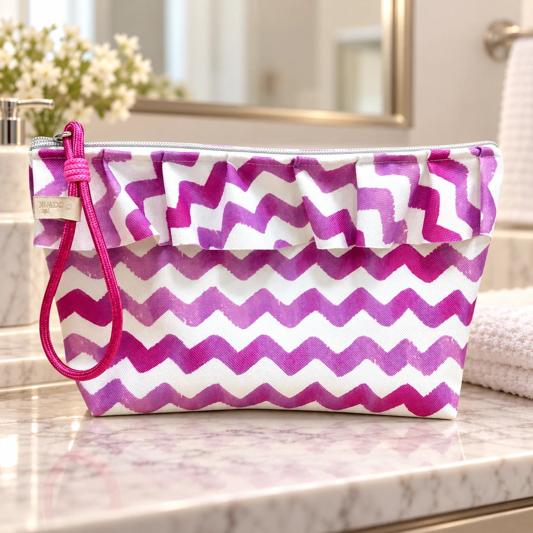 Bolsa Maggy Chevron Rosa Aguarela Cucawik fechada num ambiente de casa de banho