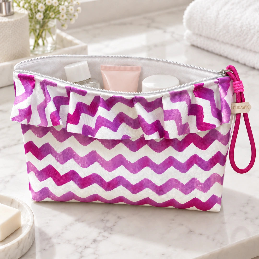 Bolsa Maggy Chevron Rosa Aguarela Cucawik aberta com produtos de higiene