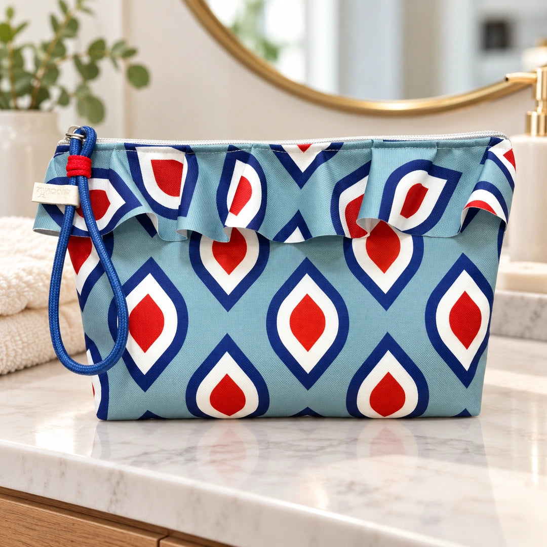 Bolsa Maggy Retro Pops Turquesa Vermelho Cucawik fechada num ambiente de casa de banho