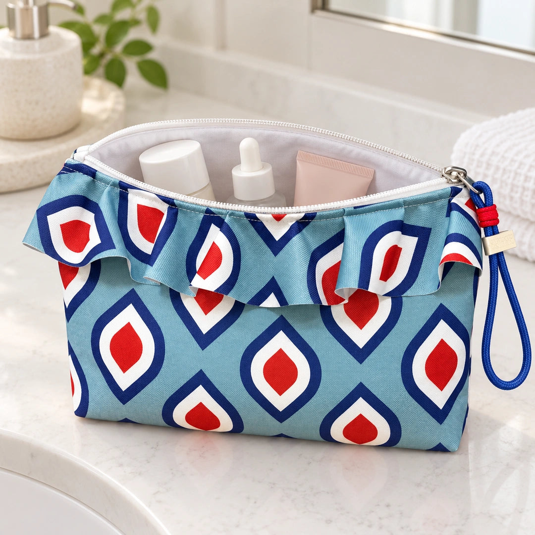 Bolsa Maggy Retro Pops Turquesa Vermelho Cucawik aberta com produtos de higiene