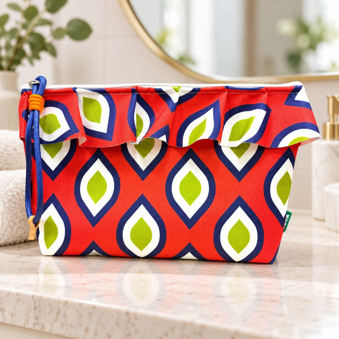 Bolsa Maggy Retro Pops Laranja Verde Azul Cucawik fechada num ambiente de casa de banho