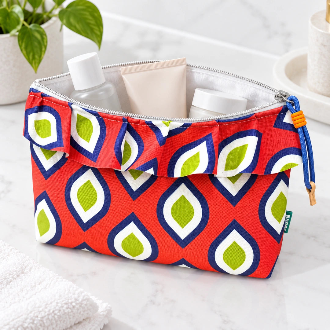 Bolsa Maggy Retro Pops Laranja Verde Azul Cucawik aberta com produtos de higiene