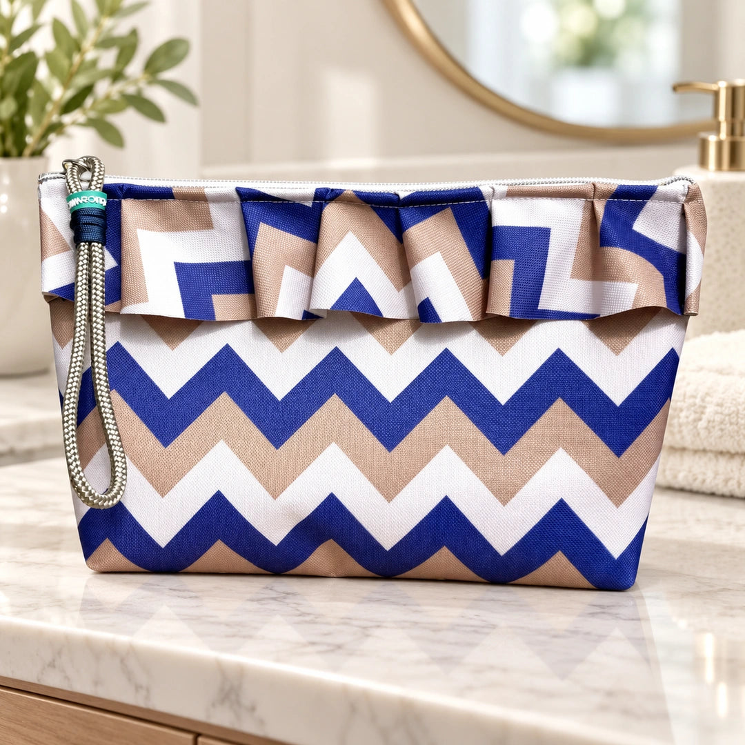 Bolsa Maggy Chevron Azul Cinzento Branco Cucawik fechada num ambiente de casa de banho