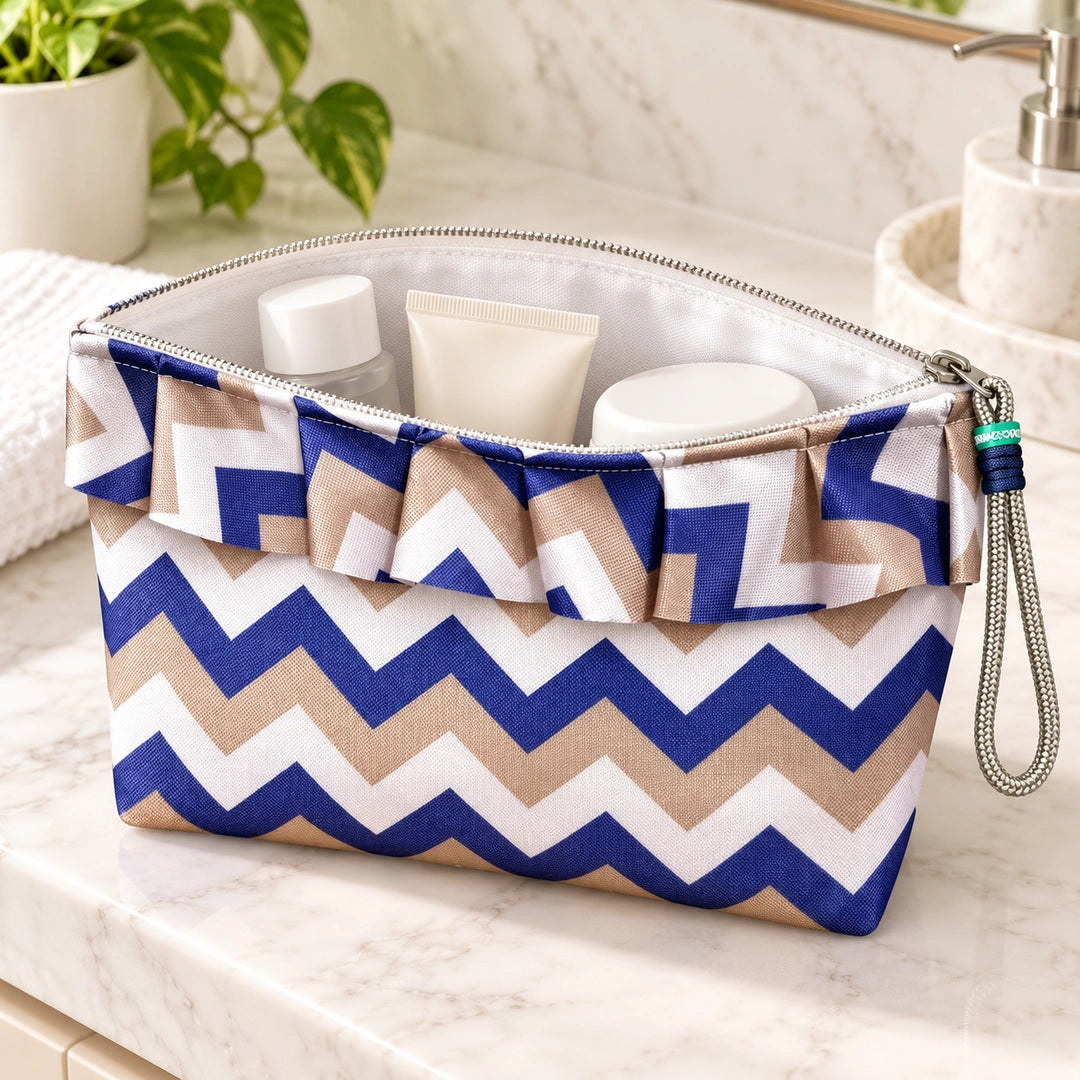 Bolsa Maggy Chevron Azul Cinzento Branco Cucawik aberta com produtos de higiene