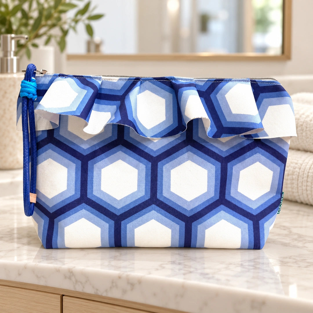 Maggy com Folho Hexágonos Azul Concêntrico — lifestyle